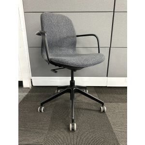 LÅNGFJÄLL Conference Chair with Armrest (Gunnared Dark Gray/Black)